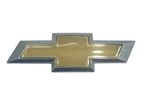 Емблема задня CHEVROLET AVEO золота+хром 150&times;50мм (на скотчі та 2 направляючих) 182598 фото