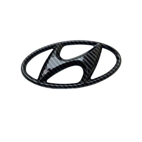 Эмблема решетки Hyundai ЧЕРНАЯ карбон 129х64 мм пластик (2 направляющие + скотч) 182334 фото