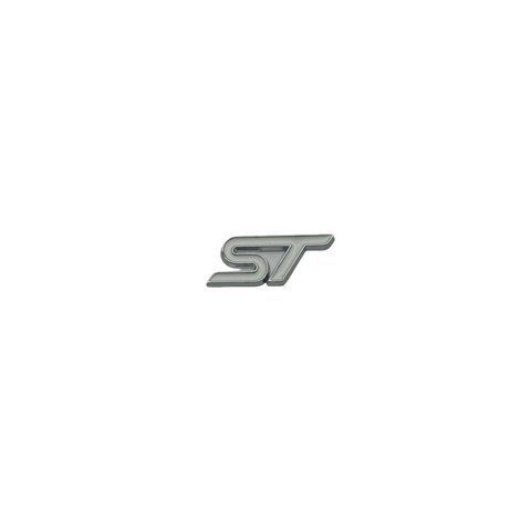Емблема напис ST для Ford біла з сріблястою окантовкою 30х13 мм метал (на скотчі) 183986 фото